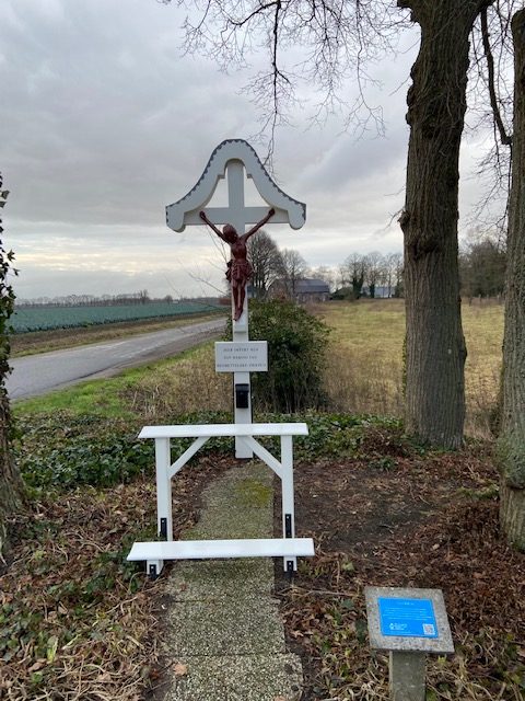 Kruis Castenrayseweg Klein Oirlo herplaatst